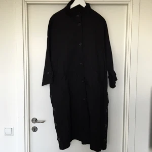  - Snygg svart kappa/jacka från Monki! Helt ny, aldrig använd! 💖💖✨