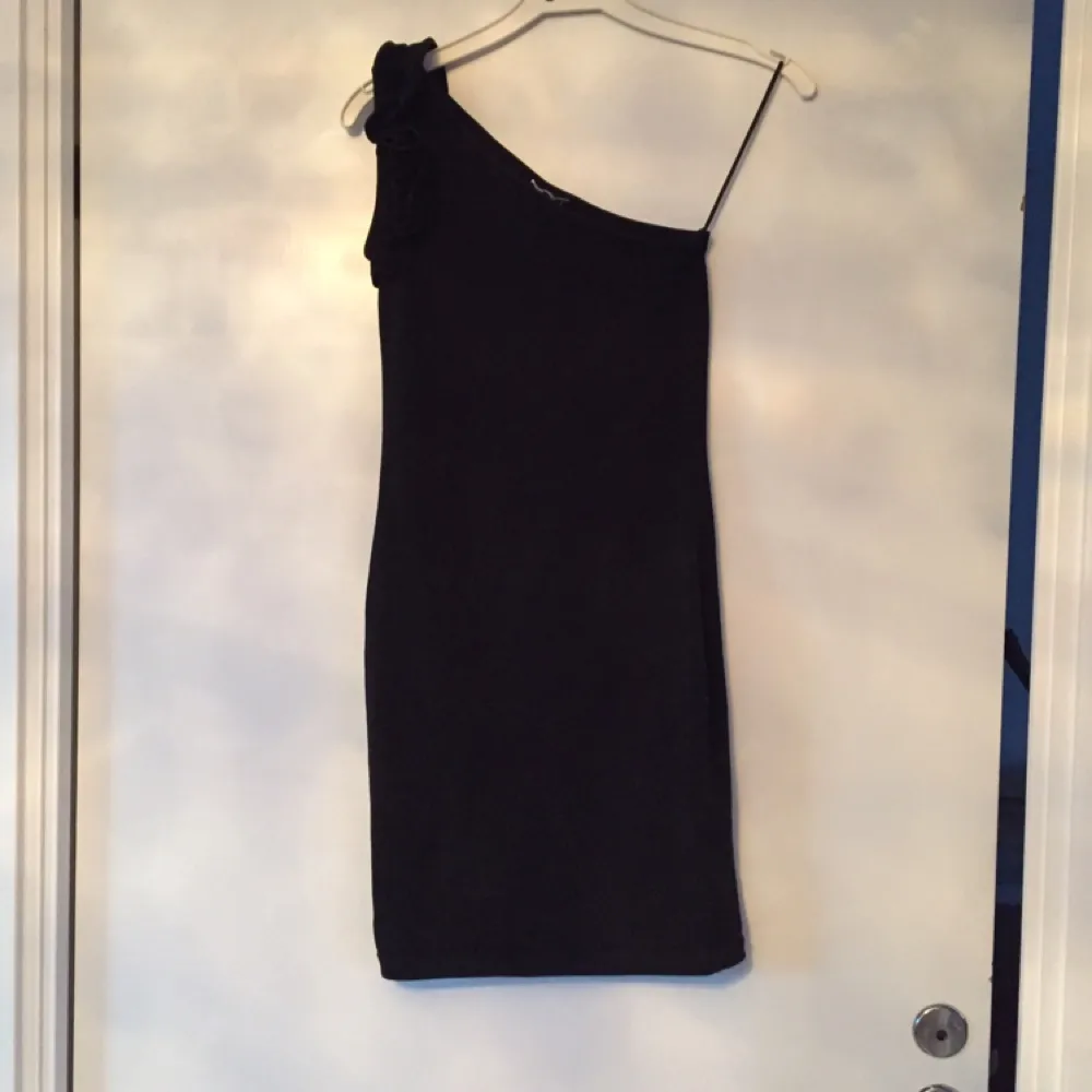 Snygg topp eller miniklänning. Svart. Black minidress.Passar perfekt! Stretchable. Som ny! OBS! Senast avhämtning den 16/7. Klänningar.