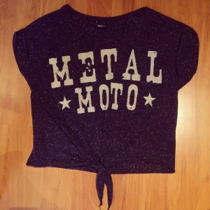  - en top från gina tricot. storlek S 

kan lämnas i örebro eller askersund annars pris+frakt

tar gärna swish💸