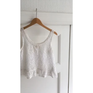  - Gulligt spetslinne från Hollister. Jättefin till sommaren. Köparen står för eventuell frakt😚