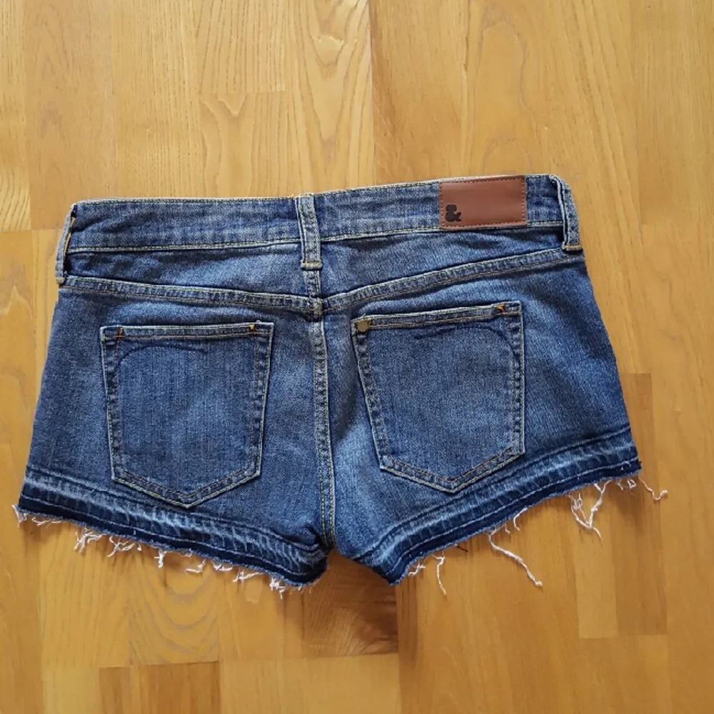 jeansshorts använda en gång. inköpta på H&M. storlek w27. alltså storlek 36

kan mötas upp i Stockholm. annars betalar köparen för frakten . Shorts.