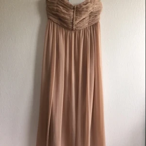  - Klänning från Zoul i färgen beige/rosa. Nyskick. Använd en gång på bröllop. 