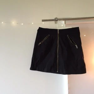  - Svart a-linjekjol med fickor med dragkedjor. Från någon av &Other Stories första kollektioner 2013. Ett av de plagg jag varit som mest nöjd med nånsin. Tyvärr fel storlek numera. 