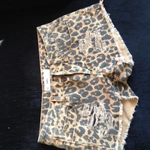  - Shorts aldrig använda. Strl 32 