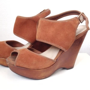  - Platåer i mocka och trä. Ingen storlek i, men uppskattar till 38/39. 25cm innersula.
