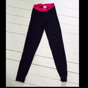  - Nike träningsbyxor oanvända storlek SMALL 