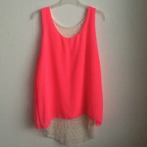  - Söt tröja med rosett på ryggen