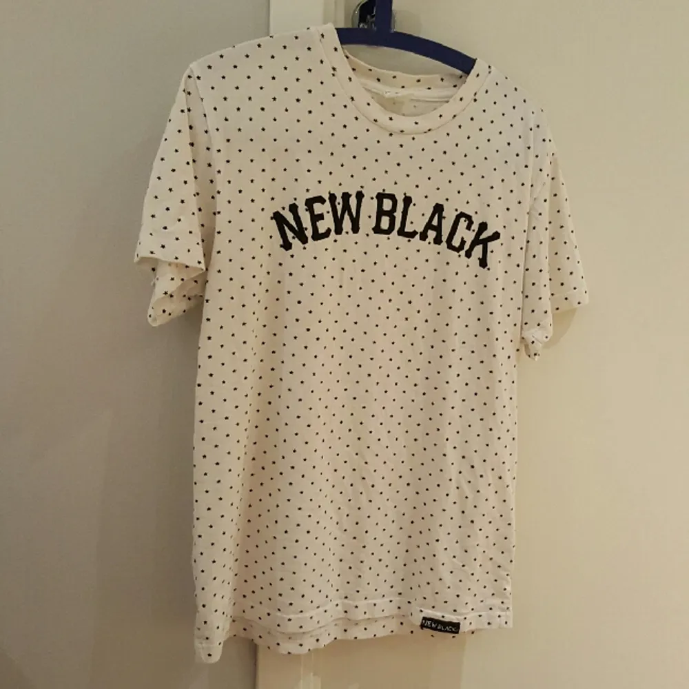 New Black t-shirt i Medium för män, men funkar lika bra för tjejer att ha✴. T-shirts.