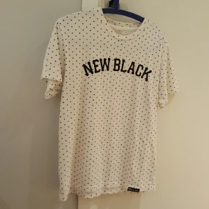  - New Black t-shirt i Medium för män, men funkar lika bra för tjejer att ha✴