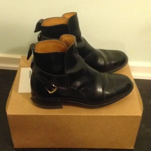  - Alfred Sargent jodhpurs i svart skinn, riktigt fin kvalitet. Behöver klackas om. Randsydd sula.