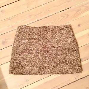  - Melerad kjol från Vanessa Bruno, varsamt använd så väldigt fint skick. 
Finns att mötas upp i Stockholm eller kan posta men mottagaren står då för frakten.
Nypris ca 3000 kr