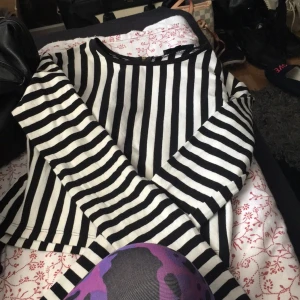  - Mag tröja med stretch material från bik bok. Storlek s