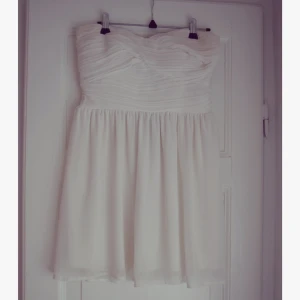  - Supersöt bandueklänning som passar till det mesta.