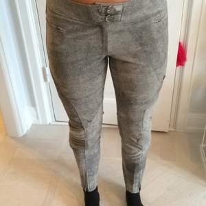Grey leather pants 
H&M trend 
