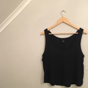  - Svart basic linne från HM, i lätt och skönt material. Sparsamt använd, i bra skick! 
Köparen står  frakten 🌸