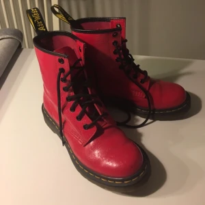  - Säljer mina fina röda docs som sätter färg på det gråa höstvädret. Jag använder tyvärr inte dem och behöver någon som kan ge dem kärlek <3