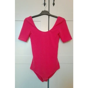  - Fin Bodysuit från Ginatricot! Den är bekväm,visar formen och Ser fin ut med Jeans eller kjol