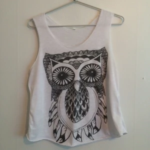  - Vit linne med uggletryck på framsidan