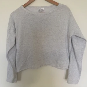  - Kort, långärmad tröja från H&M. Använd ett antal få gånger och ser fortfarande ut som ny. Det är plagg som passar till mesta och är gjort av ett skönt tyg.