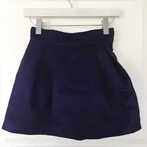 Puffig kjol från H&M i storlek 34. Använt 1 gång. Original pris 250kr. Säljes för 50kr + frakt (ev mötas upp i Stockholm)