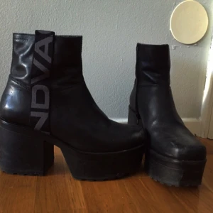  - Vagabondklackar med lite slitning i tån, använda under en säsong.