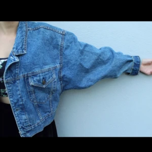  - Oversize jeansjacka. Köpt second hand från Beyond Retro.