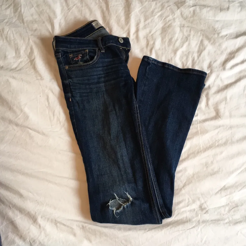 Snygga bootcut jeans från Hollister!  Midja 23, längd 33, 00R. Möts gärna upp i centrala Stockholm. Tillkommen frakt står du för. . Jeans & Byxor.