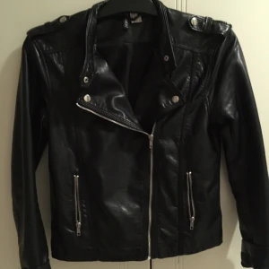  - Skinnjacka från HM. 100kr och 30kr i porto.