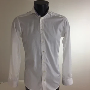  - Vit Eton skjorta. Slim fit. Endast använd några gånger. Bred krage. Säljes pga vuxit ur. Och så