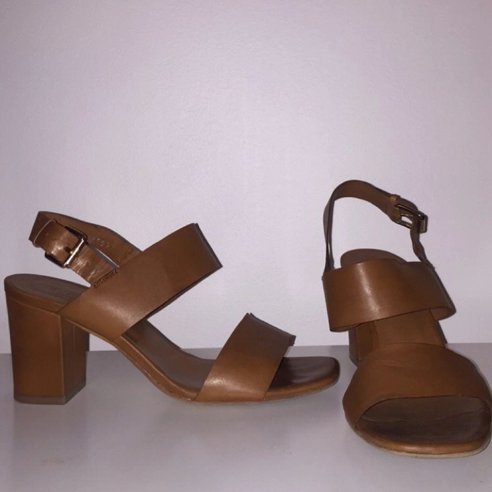 Snygga och sköna sandaler i läder | Plick Second Hand