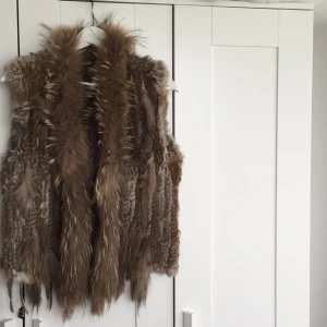  - Vill bara bli av med den då det är äkta päls och det är inget jag vill äga! Några långa fransar har ramlat av längst ner (se bild 2) men inget som man tänker på. 
Hämtas i Kungsbacka eller skickas mot fraktkostnad, swish går bra.
Nås på Facebook: Kajsa Gustafsson 