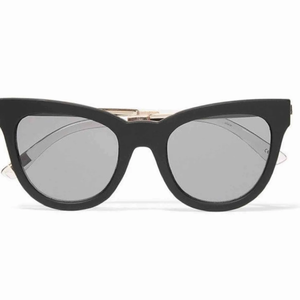 Cateye solglasögon från Le Specs  Form: Cat eye Glasets färg: Rökfärgad Färg på båge: Svart Material: Plast. Accessoarer.