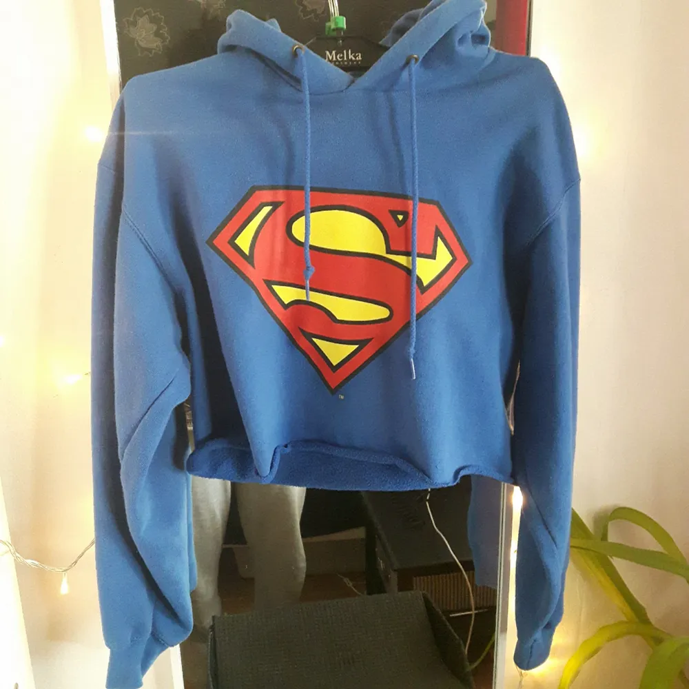 Varm hoodie med superman tryck.. Tröjor & Koftor.