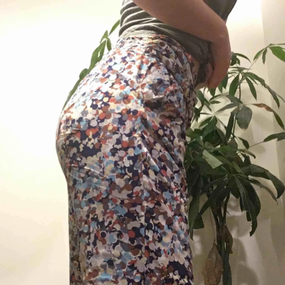 Super snygga byxor som har stretch och sitter absolut😍 vid🍑🍑!! Mönstret är väldigt snyggt och det är lätt att få till en snygg outfit, allt matchar❤️ Köparen står för frakt och jag tar swish👌. Jeans & Byxor.