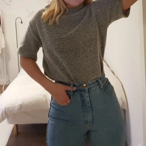  - Grå stickad-ish t-shirt i fint skick! Precis lagom varm :) köparen står för frakt