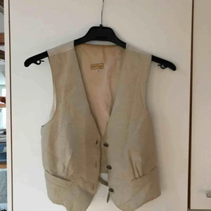 - Beige kostymväst i linne fram och siden bak. cool till svart T-shirt !