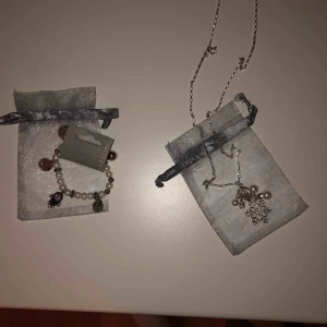  - Säljer ett armband och ett halsband i silver. Köpte armbandet för 89kr och halsbandet för 129kr. Säljer för 20kr/st eller båda för 30kr (+frakt) ARMBAND SÅLD! 