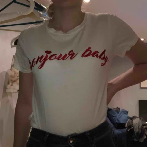  - Det står ”Bonjour Baby” mitt på tröjan och bak i nacken ett fint hjärta. Använd max 5 gånger!