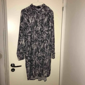  - Superfin tunika/klänning som är mönstrad  Köpt ifrån monki. Passar dig som har strl S också