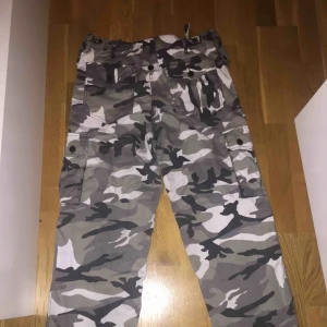  - Säljer ett par trendiga camo byxor i gott skick. Endast använda 2ggr. Pris kan diskuteras!!