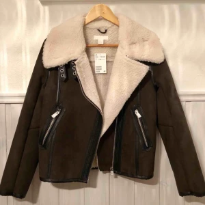  - Säljer en helt oanvänd jacka från HM! Den är mörkgrön och passar perfekt till hösten och vintern! 