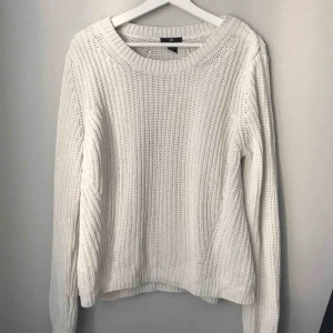  - Mysig tröja från HM, något nopprig men det syns knappt. Fraktkostnad på 72kr tillkommer. 💌