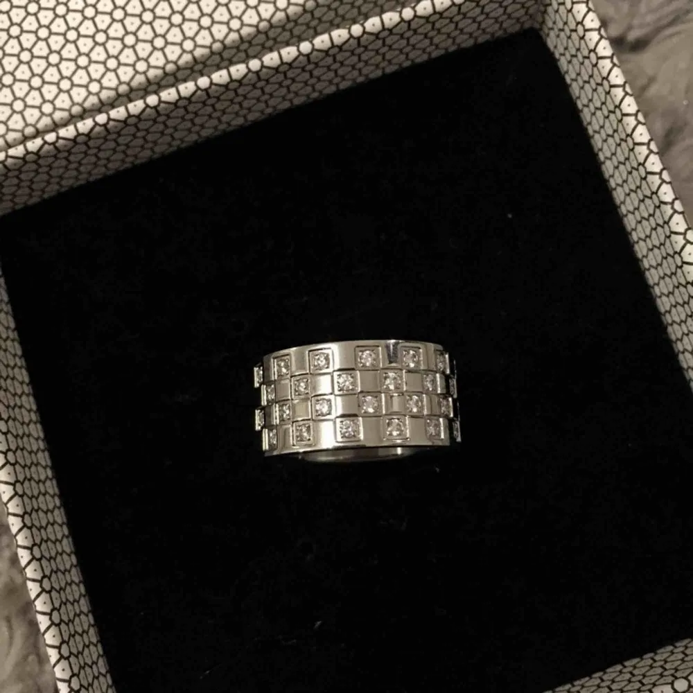 Bred stålring från Edblad, aldrig använd då den är en storlek för liten för mig. Chess ring silver, ordinarie pris är 449kr. Storlek S, 16,8mm.. Accessoarer.