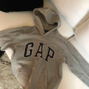  - Hoodie från GAP. Den är från barnavdelningen men motsvarar ungefär en XS i vuxenstorlek. Något kort i armarna. Möts upp i Sthlm eller skickar mot fraktkostnad.