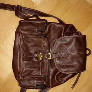  - Snygg läder ryggsäck Helt ny och oanvänd från London säljer den för att jag köpte den och en svart och jag använder bara den svarta, ny pris 879kr mitt pris 300kr 🌸