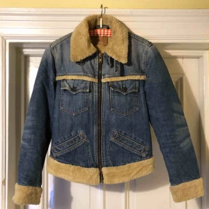  - Jeansjacka från Levis med sherpafoder och detaljer. Trevligt använt skick. Kan hämtas i Uppsala eller skickas mot fraktkostnad. 