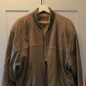  - Grön-brun mockajacka. Det står att den är XXL men sitter mer som en baggy Large på mig.