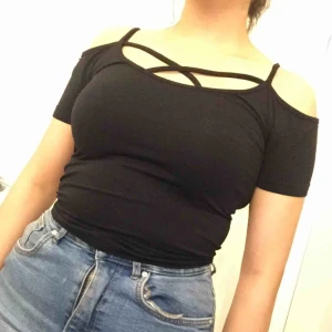  - Extremt skönt material, stretchigt. Riktig snygg! Fint skick. 