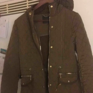  - Jacka från zara . Storlek s . Frakt ingår i priset! Behöver bli av med den snarast då inför flytt !