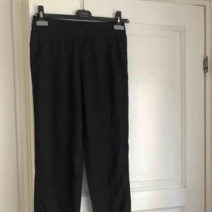  - En par svarta fladdriga och sköna byxor